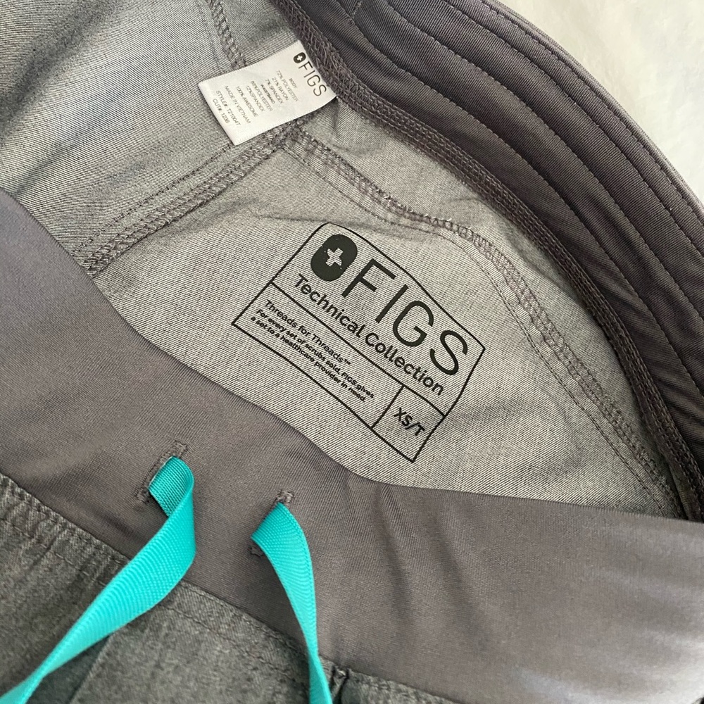FIGS Kade pants in Graphite - Picture 4 of 4